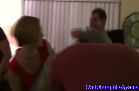 Подвыпившие бабенки снимают с парнями групповое порево