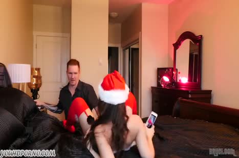 Подружка в новогоднем наряде снимает домашний секс 1
