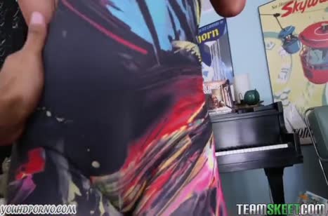 Деваха в обтягивающем наряде жадно делает минет 1